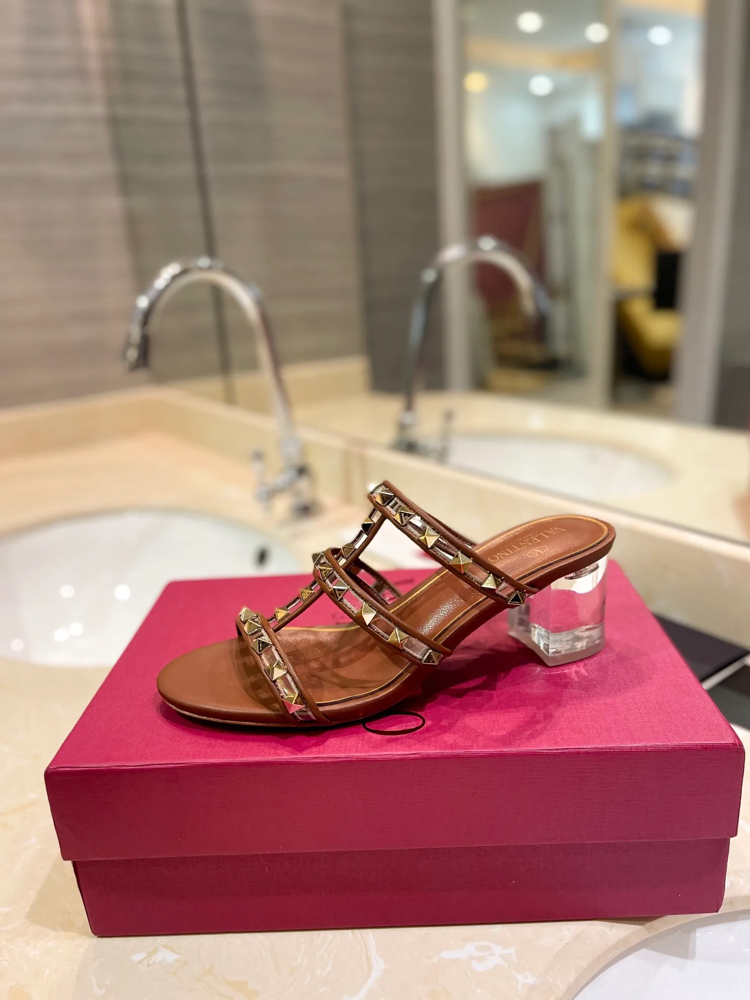 👟👟Ex-factory price 500👟👟 𝑉𝐴𝐿𝐸𝑁𝑇𝐼𝑁𝑂 Valentino ♡ͥ | ²º²⁴💫Purchasing agent level🔍Same color The classic king-shaped slippers with crystal heels are also so beautiful The particularly high-quality hardware brings out a full sense of high-end. After putting it on your feet, you will be stunned and look super slim! The new season lives up to expectations! Worth buying ★Imported cowhide is absolutely high-grade ❥Original method is absolutely sensual ❥Elegant style creates a different feeling🙈 Simple temperament style!  ♡ show bdetails ———————————— ⊿▸: Size｜35-40 (customized at 40.41.42) ⊿▸: Material｜Imported sheepskin + Pvc ⊿▸: Material | Padded sheepskin ⊿▸: Material | Italian🇮🇹 genuine leather outsole ⊿▸: Heel height｜6cm